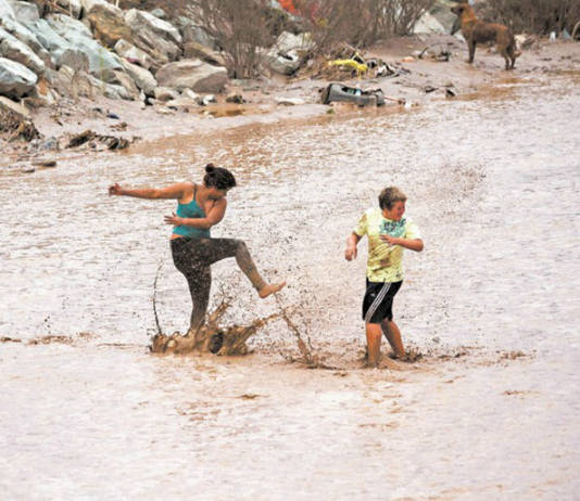 Inusual lluvia obliga a suspender clases en Atacama y contrasta con calor en el sur (La Tercera)