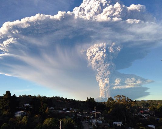La formación de un segundo cráter podría abrir una nueva fase en la actividad del volcán (El Mercurio)