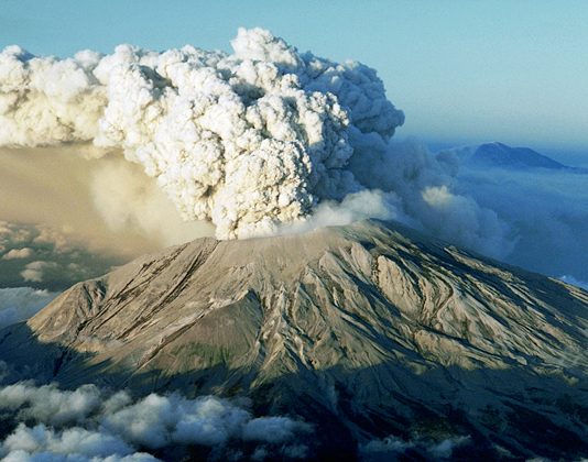 Investigador (CR)2 participa en 35° aniversario de la erupción del Mount St. Helens (UACh)