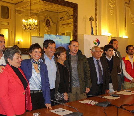 Alcaldes de 12 comunas del país firman declaración ante cambio climático para ser presentada en la ONU (Emol)
