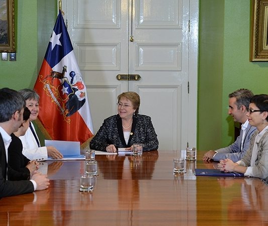 Presidenta Bachelet recibe informe sobre megasequía de manos de académicos (Noticias UChile)