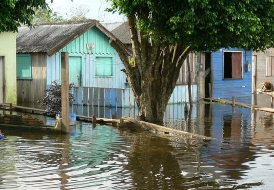 Por qué la diferencia de temperatura entre el Atlántico y el Pacífico causó un aumento dramático de las inundaciones extremas en el río Amazonas (BBC News Mundo)