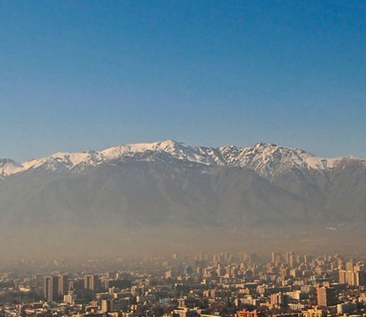¿Por qué Santiago sigue viéndose contaminado tras un mes semiparalizado? (La Tercera)