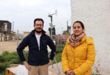 En la foto: Rodrigo Seguel, investigador del (CR)2 y académico DGF U. de Chile, y Lizet Lobos, jefa del Departamento de Medio Ambiente I. Municipalidad de Quintero