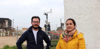 En la foto: Rodrigo Seguel, investigador del (CR)2 y académico DGF U. de Chile, y Lizet Lobos, jefa del Departamento de Medio Ambiente I. Municipalidad de Quintero