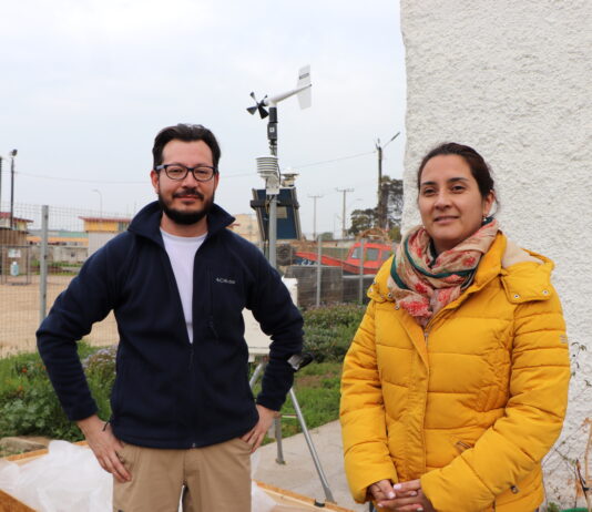 En la foto: Rodrigo Seguel, investigador del (CR)2 y académico DGF U. de Chile, y Lizet Lobos, jefa del Departamento de Medio Ambiente I. Municipalidad de Quintero