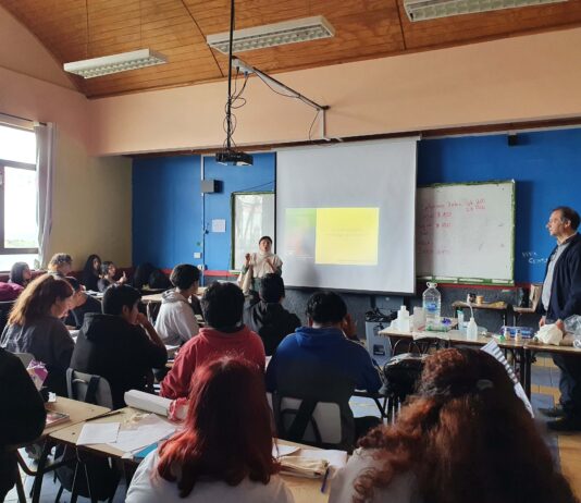 Con talleres en liceos y una feria ciudadana: (CR)2 analiza impactos del cambio climático y la marea roja junto a la comunidad de Quellón