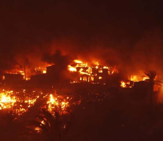 «Incendios de gran magnitud: ¿Podemos reducir el riesgo?» por René Garreaud, Carlos Zamorano, Marco Billi y Ariel Muñoz. Imagen de: Agencia Uno