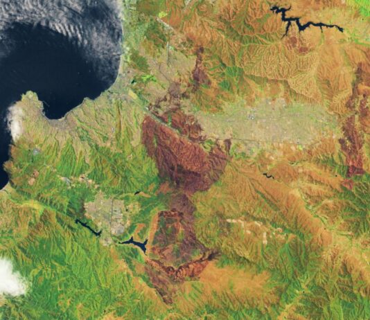 NASA publica imágenes satelitales de incendios en Valparaíso (Cooperativa)