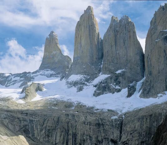 Tragedia en Torres del Paine: recuperan los cinco cuerpos y evacúan a los sobrevivientes entre reproches a Conaf (La Tercera)