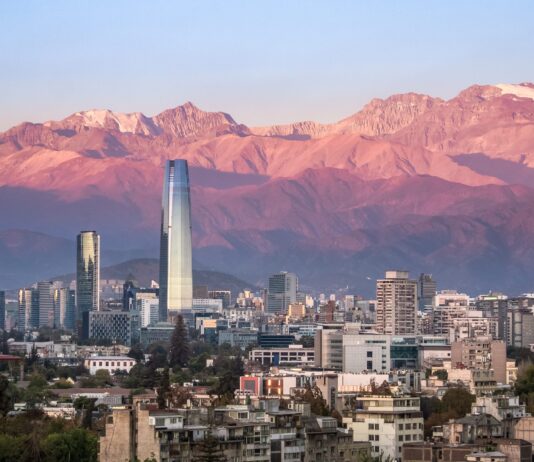 La calidad del aire mejora en Chile, pero persisten las brechas en el sur y zonas industriales (Cooperativa Ciencia)