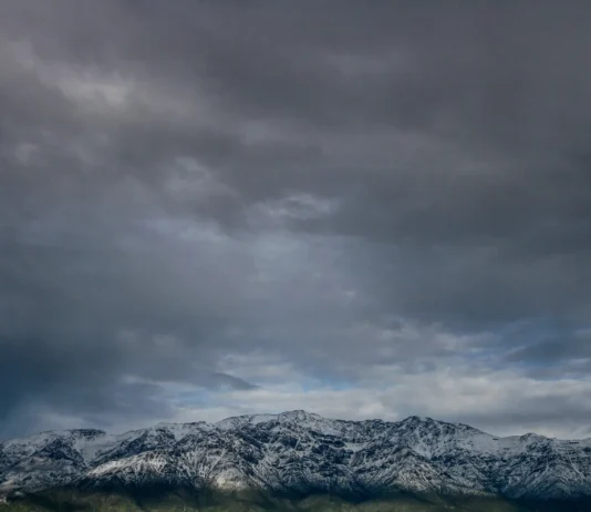 ¿Por qué llueve distinto en el norte y sur? Científicos revelan cómo se comporta el vapor de agua en Chile (El Desconcierto)