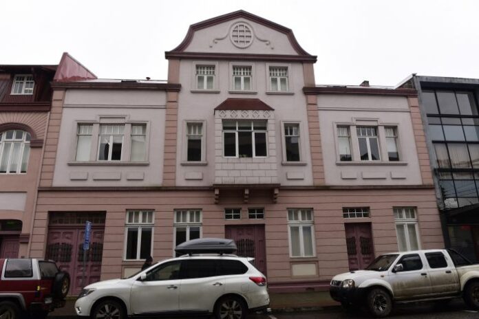 A_UNO_1483643-700x467 (1)